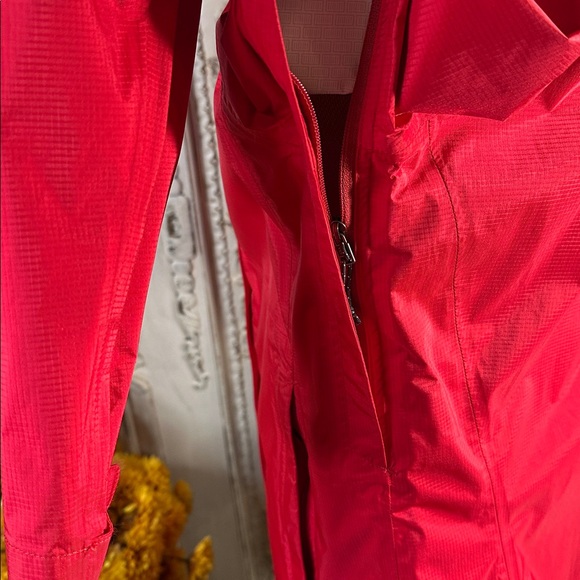 Patagonia Women's Dark Pink Hooded Waterproof Jacket - Picture 11 of 16